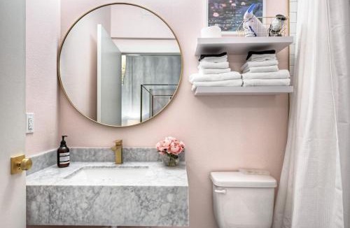 Galveston Hotel | Room 9 Oleander Hotel Walk to Cruise Terminal, Restaurants & The Strand