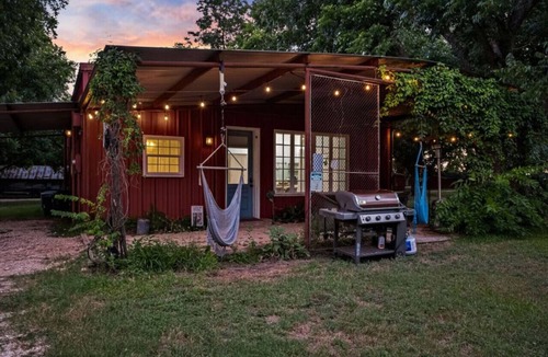 Prairie Lea House | RoosterHouse Countryside Pecan Farm 6ac SanMarcos