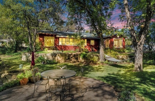 Glen Rose House | Rose Cottage on the River. Steps from Glen Rose Square and in the Paluxy