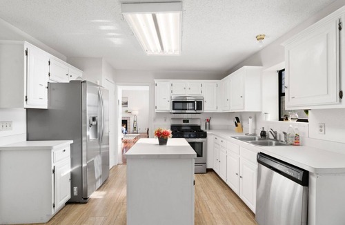 South Creek House | Round Rock - Cozy King Bed - Backyard - Parking