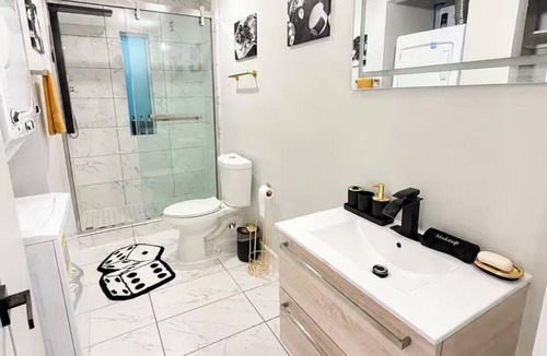 Knox - Henderson Apartment | Royal Flush Casino Escape Modern Luxury Getaway