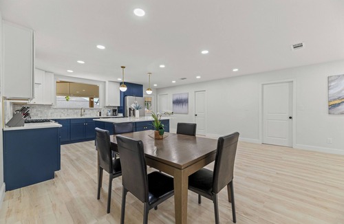 Park Central House | Royal Oaks Haven: 3 Bedrooms With Nature & Style