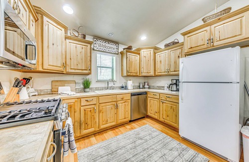 Ruidoso Cabin | Ruidoso Cabin Rental w/Hot Tub: Near Midtown!
