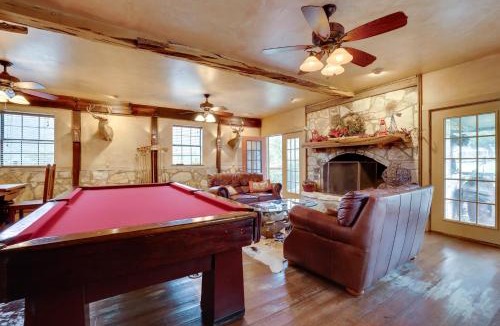 Tarpley Villa | Rural Texas Villa w/Hot Tub - Horses Welcome!