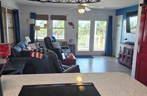 Pirates Beach House | Salty American Family Getaway, 3 min Walk to Beach Pet friendly, large deck