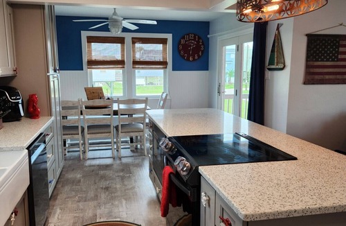 Pirates Beach House | Salty American Family Getaway, 3 min Walk to Beach Pet friendly, large deck
