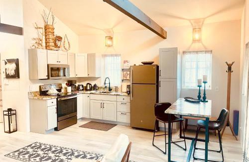 Santa Fe House | Santa Fe Modern FARMHOUSE 1 ACRE PRIVATE RD SOAKING ROOM 3 min Canyon rd