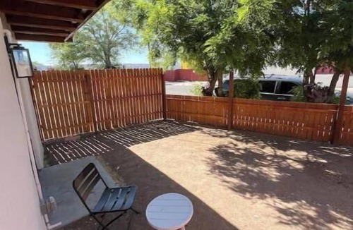 Sawmill Area Apartment | Sawmill District - Modern Apt Yard, King Bed, W/D