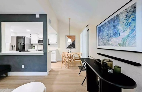 Oak Forest House | Scandinavian comfort, 2bd 1.5bth