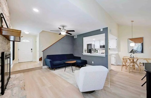 Oak Forest House | Scandinavian comfort, 2bd 1.5bth