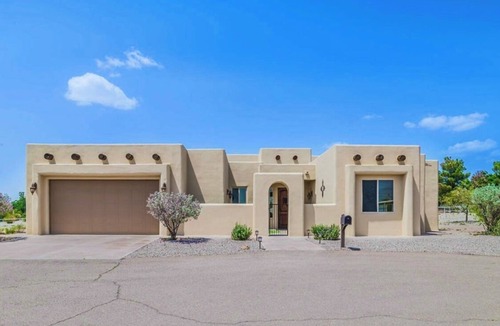 Alamogordo House | Scenic Vista with Game Room and Putting Green
