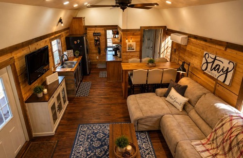 Navasota Cabin | Secluded Cabin w/Hot Tub No Neighbors 15 Min to Texas A&M Aggieland Getaway