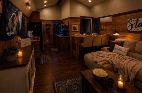 Navasota Cabin | Secluded Cabin w/Hot Tub No Neighbors 15 Min to Texas A&M Aggieland Getaway
