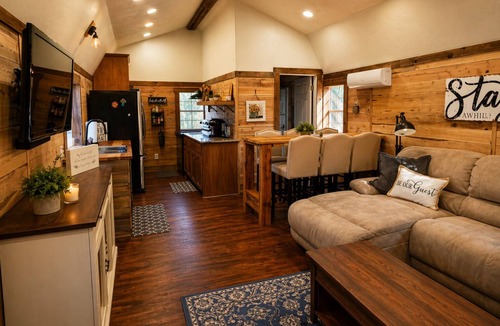 Navasota Cabin | Secluded Cabin w/Hot Tub No Neighbors 15 Min to Texas A&M Aggieland Getaway