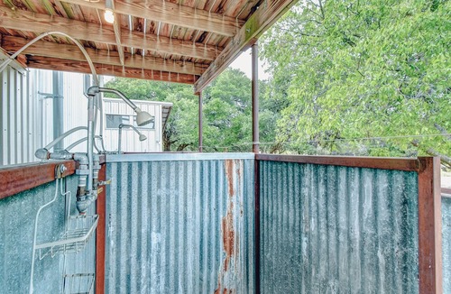 Glen Rose House | Secluded getaway, 2BR, near Fossil Rim, 1000 acres, hiking, farm animals