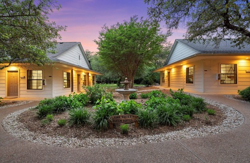 Crawford House | Secluded Poolside Getaway where Boutique Hotel Vibes meet Nature