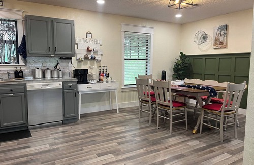 Brenham House | Secluded-Prvt fishing-Close to dwntn-firepit-paddleboat-nature trail-KING bed