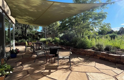 Santa Fe House | Secluded Retreat -1 Mile to Plaza -wall to wall Glass -Mountain Views -Wildlife