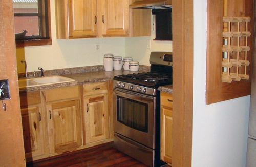 Leakey Cabin | Secluded, shady river front Get-away cabin