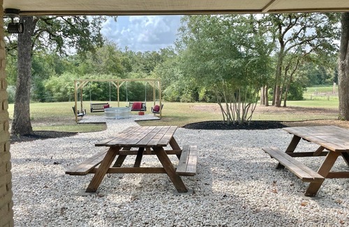Bryan House | Secluded Whoop Acre Ranch SLEEPS 25-LOADED with entertainment