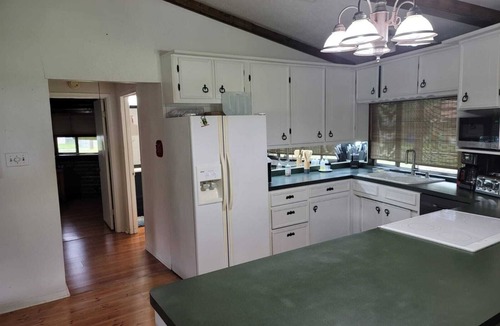 Trinity House | Serene 3-bedroom country Lakefront house in charming Trinity with AC