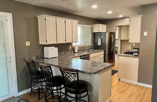 Farmington House | Serene 4-bedroom home, w/3 King beds, 2 twins, open floor plan, beautiful yard!