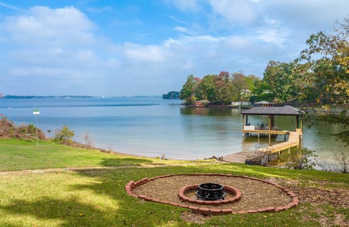 Dogwood Cabin | Serene Lakeside Getaway