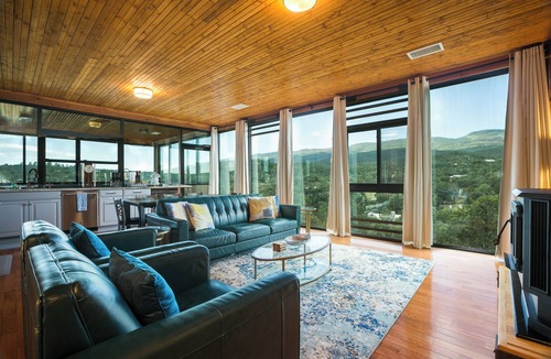 Zuzax House | Skyline Glass House - Sauna - Hot Tub - Paako Golf