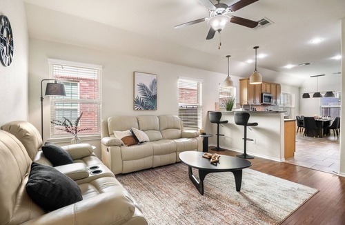 Houston House | Sleek 3BR Houston Home, Central, Med Center & NRG