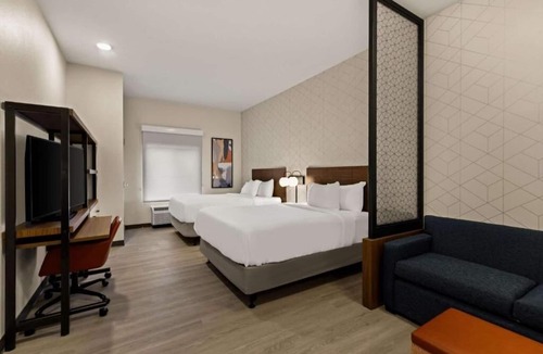 Waco Hotel | Sleek Suite for Guests Seeking Comfort Near Magnolia Market – Few Min