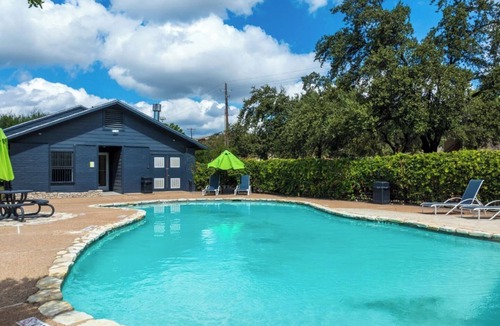 Windsor Park Apartment | Sleepover | Airy 1BD/1BA + Gym - Austin TX