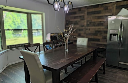 Wills Point House | Sleeps 10 on 1.3 acres @ Lake T 1 mi fr st park and Honey Made!