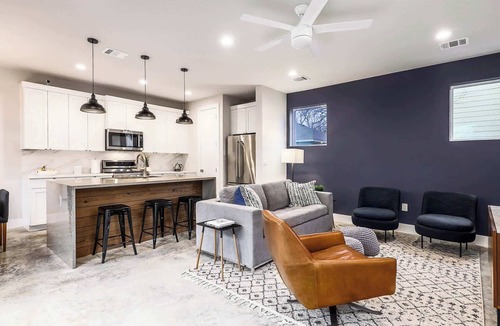 Chestnut House | Sleeps 15 | Group Retreat Near UT Football + DT