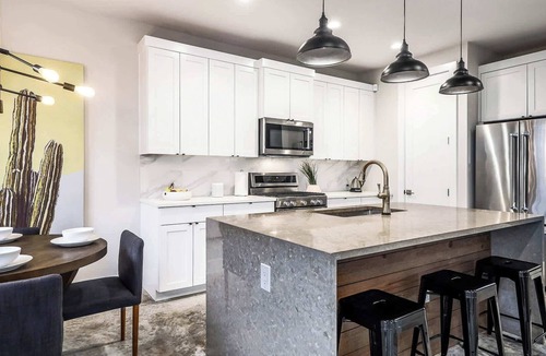 Chestnut House | Sleeps 15 | Group Retreat Near UT Football + DT