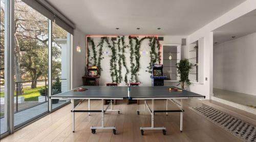 Highland Park West House | Sleeps 22 15min ATX & Lake Theater Arcade Sauna