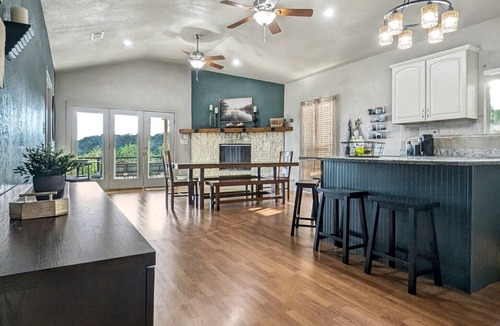 Belton House | Sleeps 24 | Luxury Lakeview Group Retreat – Scenic Deck & Game Room