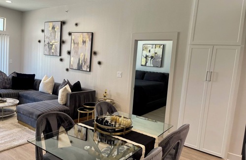 Deep Ellum Apartment | Sleeps 6/Perfect Location/Free Parking/Gym/Luxury Pool/Shop/Explore/Eat/Relax