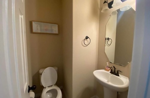 Barker House | Sleeps 8:Spacious Retreat with Fast WiFi & Fully Stocked Amenities