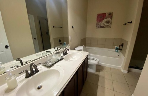 Barker House | Sleeps 8:Spacious Retreat with Fast WiFi & Fully Stocked Amenities