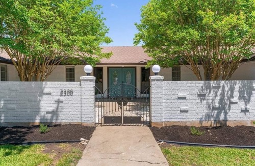 Taylor House | Small Town, Big House in Taylor TX