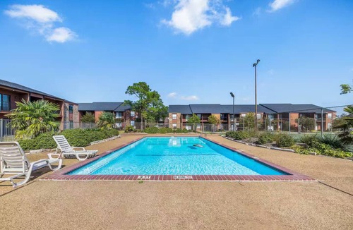 Plantation Oaks Condo | Sophisticated 2BR by TAMU/King/Washer/Swimming Pool