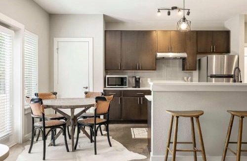 South Lamar House | South ATX Retreat - Sauna - Plunge - Pickleball