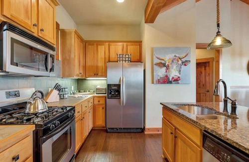Leander Cabin | Southern Charm on the Lake | The Hollows | access to amenities!