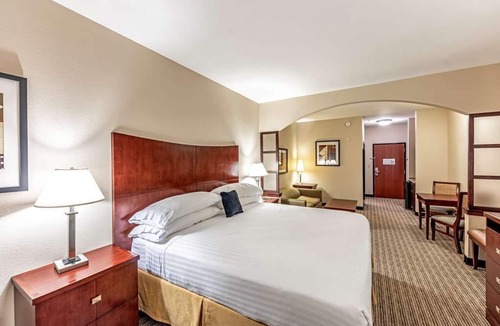Mineral Wells Hotel | Southern Hospitality! Spacious Unit Near Attractions, Pool, Free Wifi, Parking