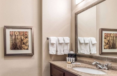 Mineral Wells Hotel | Southern Hospitality! Spacious Unit Near Attractions, Pool, Free Wifi, Parking