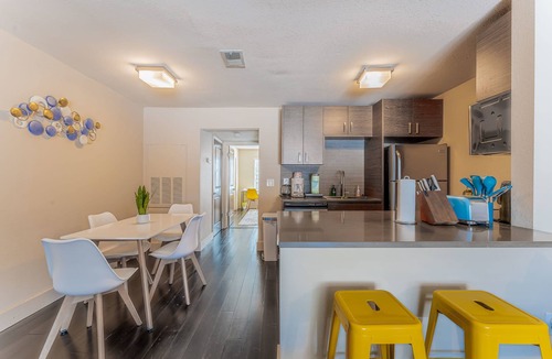 Riverside Apartment | Spacious 1BR close to Downtown w fast wifi w/pool