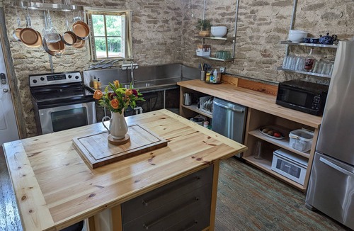 Gatesville House | Spacious 3/2 - Historic Charm & Modern Comfort with pool, porch, cook's kitchen