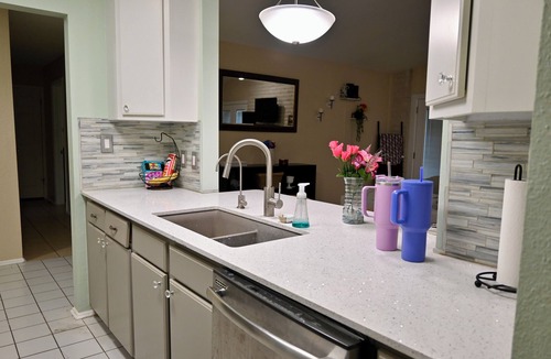 Live Oak House | Spacious 3BR Furnished Home: Bar, Sunroom & Bonus Rooms