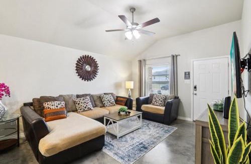 Copperas Cove Apartment | Spacious 3BR Home 10 Min to Fort Cavazos, Garage, Fast WiFi, Fenced yard, Long Stays Welcome
