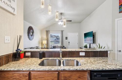 Copperas Cove Apartment | Spacious 3BR Home 10 Min to Fort Cavazos, Garage, Fast WiFi, Fenced yard, Long Stays Welcome